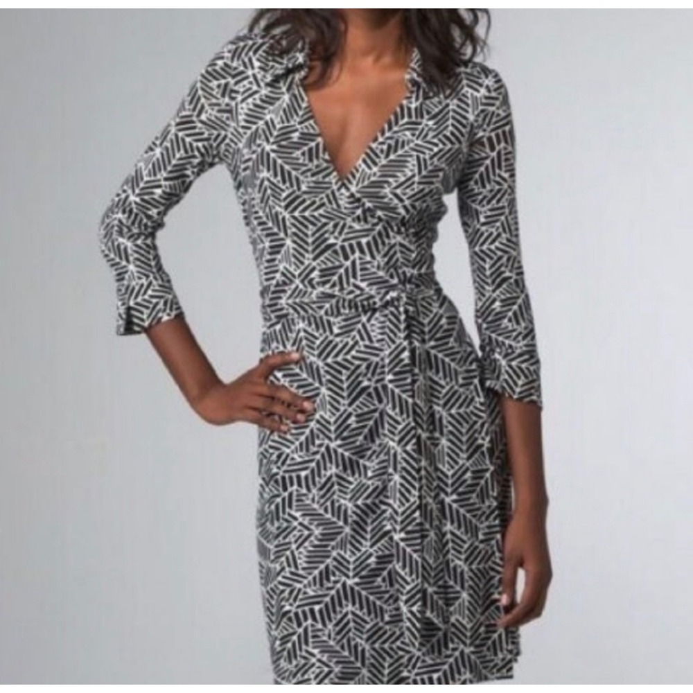 Diane von Furstenberg Vintage 100% Silk Wrap Dress Black White Geometric Leaf 6